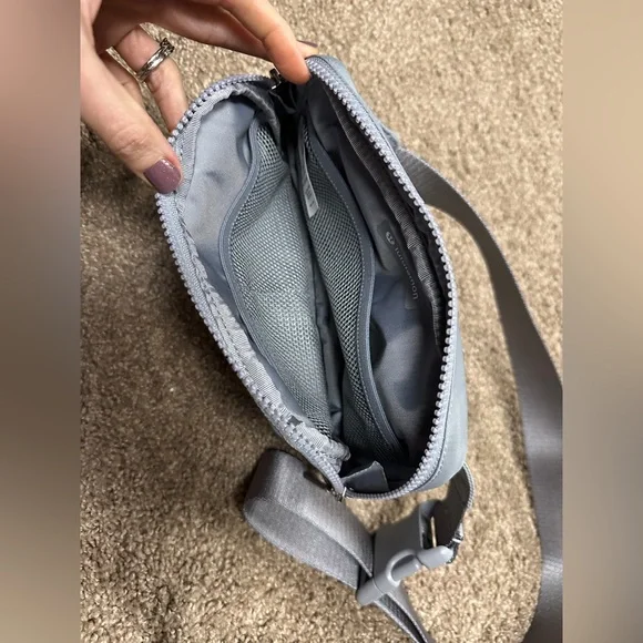 lululemon athletica Grey Everywhere 2L Large Belt Bag NWOT - Picture 3 of 4